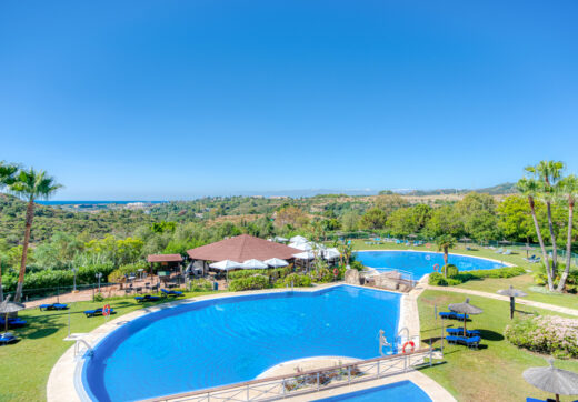 Uroczy wschód zwrócone, trzy sypialnie dwupoziomowy apartament położony w strzeżonej społeczności Parque Botanico, Estepona