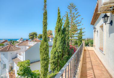 Przestronne siedmiosypialnia, na południe od willi z widokiem na morze, znajduje się w fantastycznej okolicy Estepona