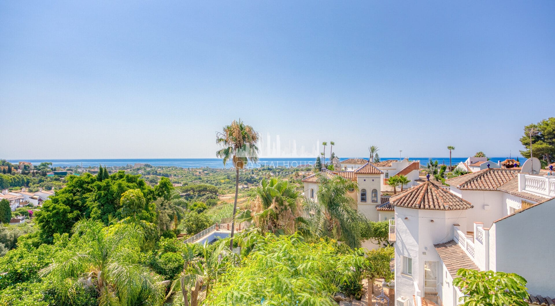 Przestronne siedmiosypialnia, na południe od willi z widokiem na morze, znajduje się w fantastycznej okolicy Estepona