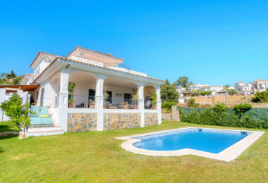 Piękne pięć sypialni, Southwest- Twarzą do willi z widokami Golf w Valle Romano (Estepona)