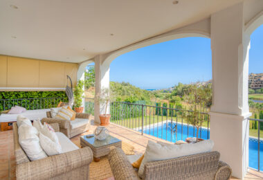 Piękne pięć sypialni, Southwest- Twarzą do willi z widokami Golf w Valle Romano (Estepona)