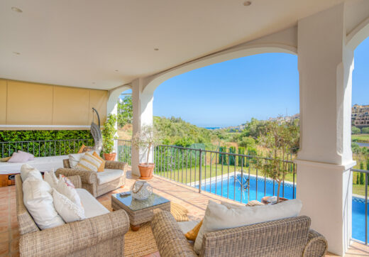 Piękne pięć sypialni, Southwest- Twarzą do willi z widokami Golf w Valle Romano (Estepona)