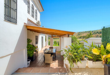 Piękne pięć sypialni, Southwest- Twarzą do willi z widokami Golf w Valle Romano (Estepona)