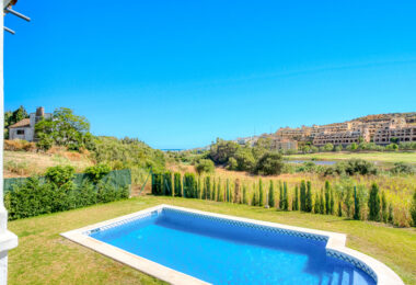 Piękne pięć sypialni, Southwest- Twarzą do willi z widokami Golf w Valle Romano (Estepona)