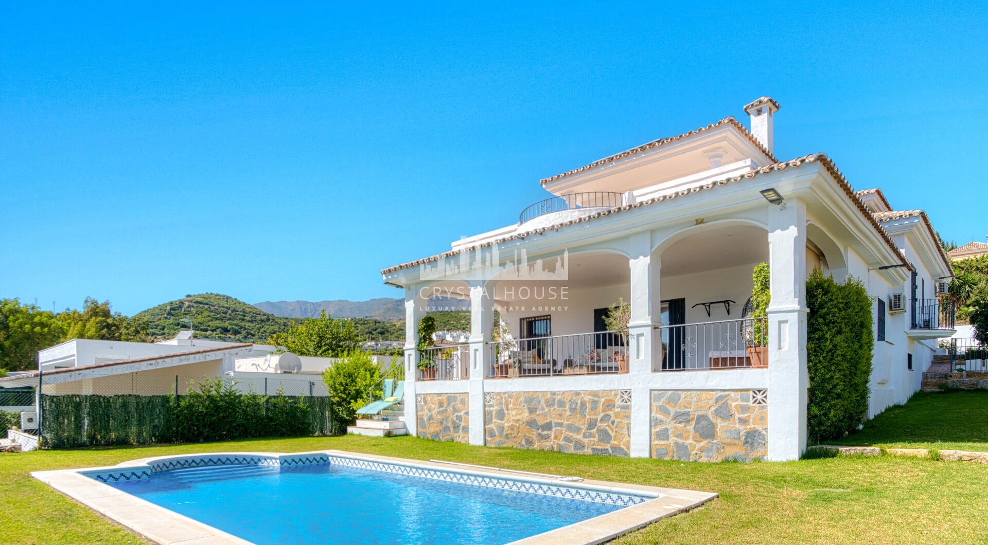 Piękne pięć sypialni, Southwest- Twarzą do willi z widokami Golf w Valle Romano (Estepona)