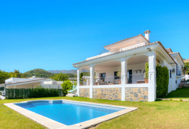 Piękne pięć sypialni, Southwest- Twarzą do willi z widokami Golf w Valle Romano (Estepona)