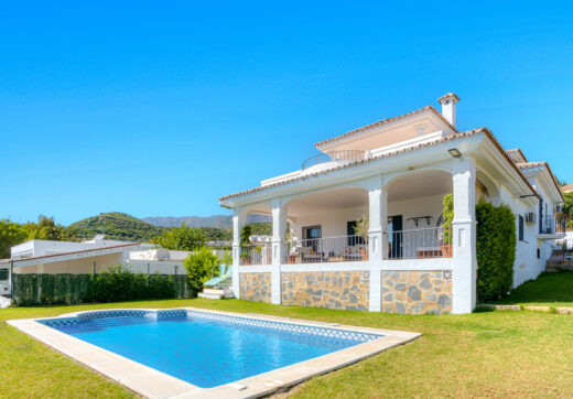 Piękne pięć sypialni, Southwest- Twarzą do willi z widokami Golf w Valle Romano (Estepona)