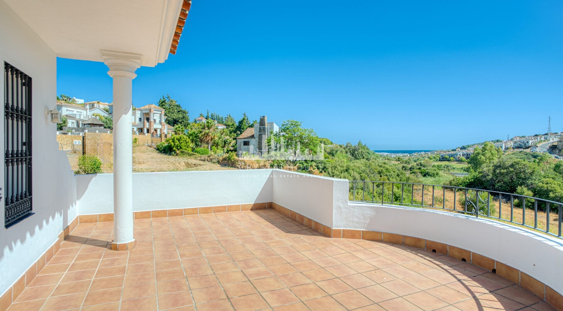 Piękne pięć sypialni, Southwest- Twarzą do willi z widokami Golf w Valle Romano (Estepona)