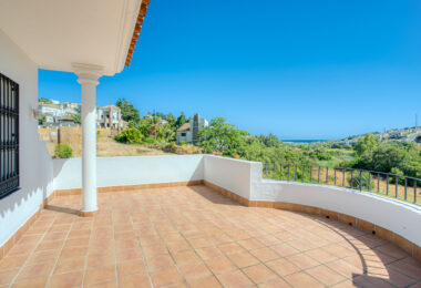 Piękne pięć sypialni, Southwest- Twarzą do willi z widokami Golf w Valle Romano (Estepona)