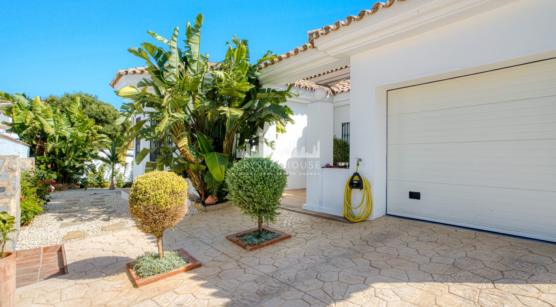 Piękne pięć sypialni, Southwest- Twarzą do willi z widokami Golf w Valle Romano (Estepona)