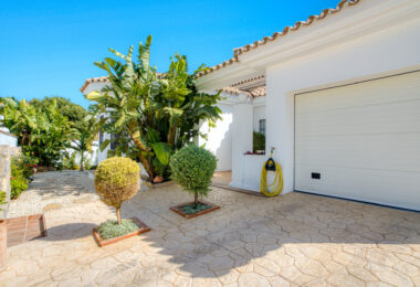 Piękne pięć sypialni, Southwest- Twarzą do willi z widokami Golf w Valle Romano (Estepona)
