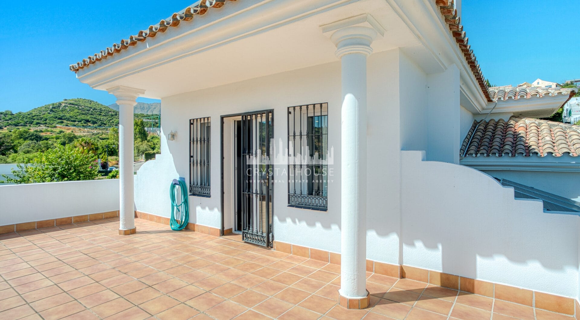 Piękne pięć sypialni, Southwest- Twarzą do willi z widokami Golf w Valle Romano (Estepona)
