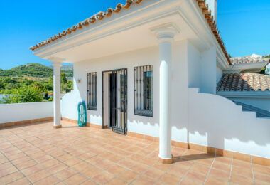 Piękne pięć sypialni, Southwest- Twarzą do willi z widokami Golf w Valle Romano (Estepona)