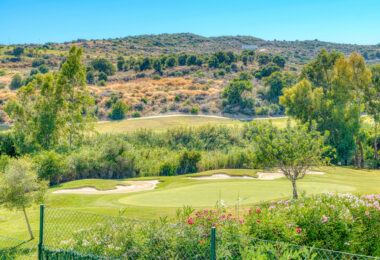 Piękne pięć sypialni, Southwest- Twarzą do willi z widokami Golf w Valle Romano (Estepona)