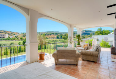 Piękne pięć sypialni, Southwest- Twarzą do willi z widokami Golf w Valle Romano (Estepona)