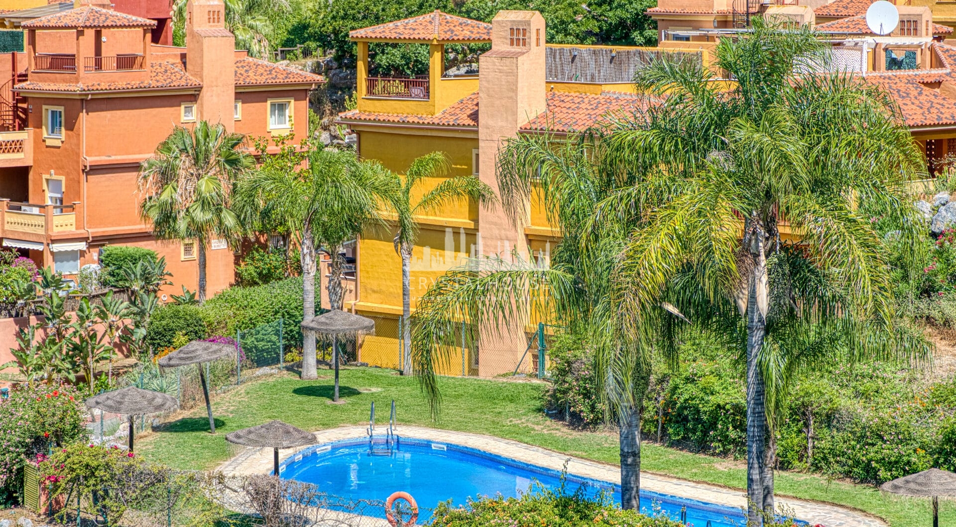 Pięknie odnowiony, południowo-zachodni, dwupokojowy apartament położony w dzielnicy mieszkalnej Reserva de Marbella