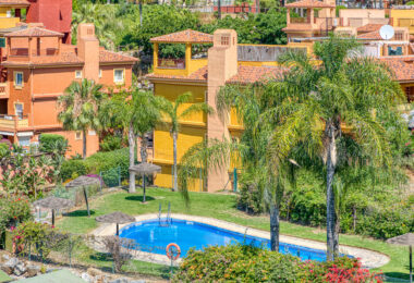 Pięknie odnowiony, południowo-zachodni, dwupokojowy apartament położony w dzielnicy mieszkalnej Reserva de Marbella