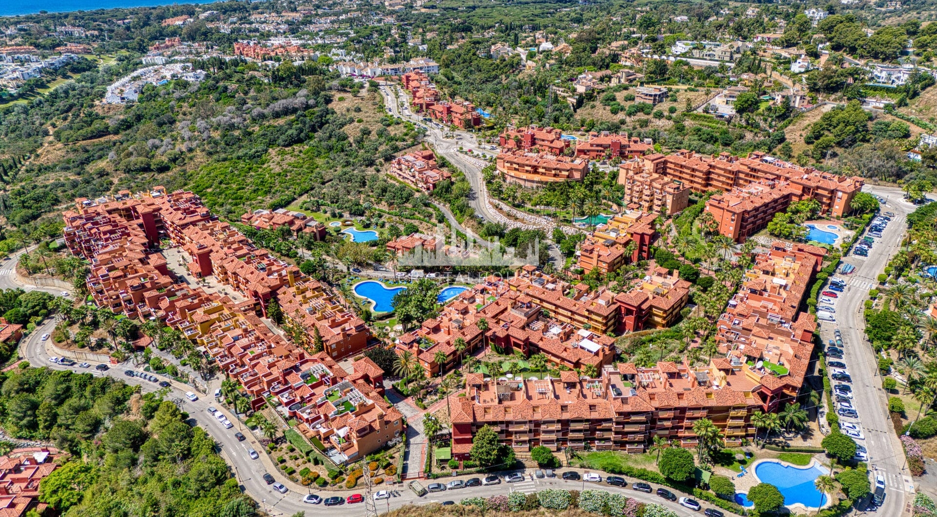 Pięknie odnowiony, południowo-zachodni, dwupokojowy apartament położony w dzielnicy mieszkalnej Reserva de Marbella