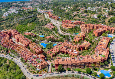Pięknie odnowiony, południowo-zachodni, dwupokojowy apartament położony w dzielnicy mieszkalnej Reserva de Marbella