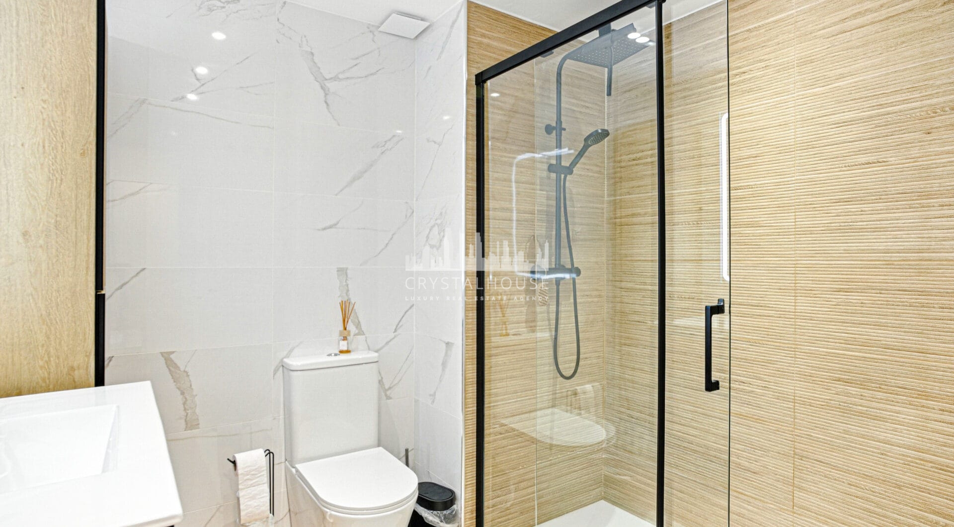 Pięknie odnowiony, południowo-zachodni, dwupokojowy apartament położony w dzielnicy mieszkalnej Reserva de Marbella