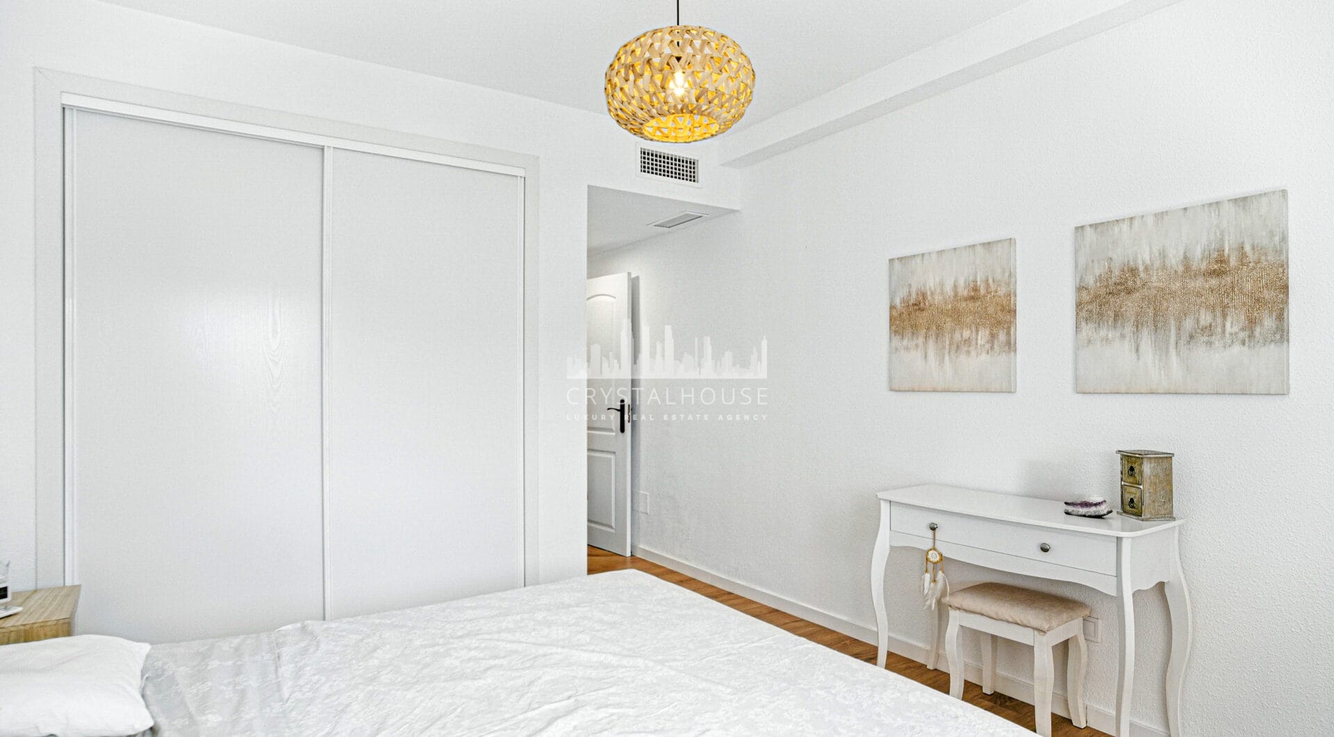 Pięknie odnowiony, południowo-zachodni, dwupokojowy apartament położony w dzielnicy mieszkalnej Reserva de Marbella