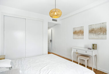 Pięknie odnowiony, południowo-zachodni, dwupokojowy apartament położony w dzielnicy mieszkalnej Reserva de Marbella