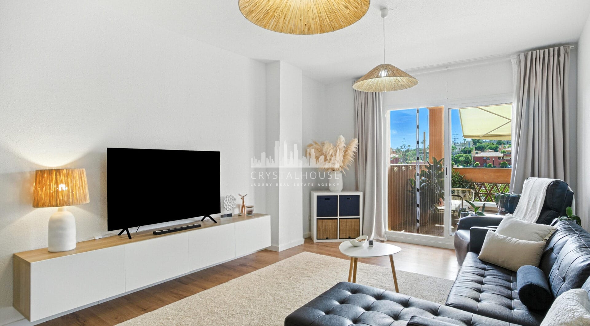 Pięknie odnowiony, południowo-zachodni, dwupokojowy apartament położony w dzielnicy mieszkalnej Reserva de Marbella