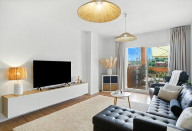 Pięknie odnowiony, południowo-zachodni, dwupokojowy apartament położony w dzielnicy mieszkalnej Reserva de Marbella