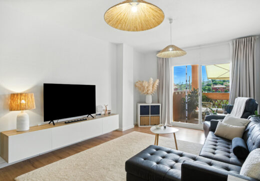 Pięknie odnowiony, południowo-zachodni, dwupokojowy apartament położony w dzielnicy mieszkalnej Reserva de Marbella