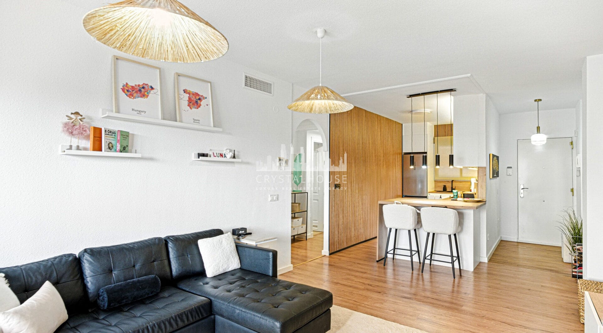 Pięknie odnowiony, południowo-zachodni, dwupokojowy apartament położony w dzielnicy mieszkalnej Reserva de Marbella