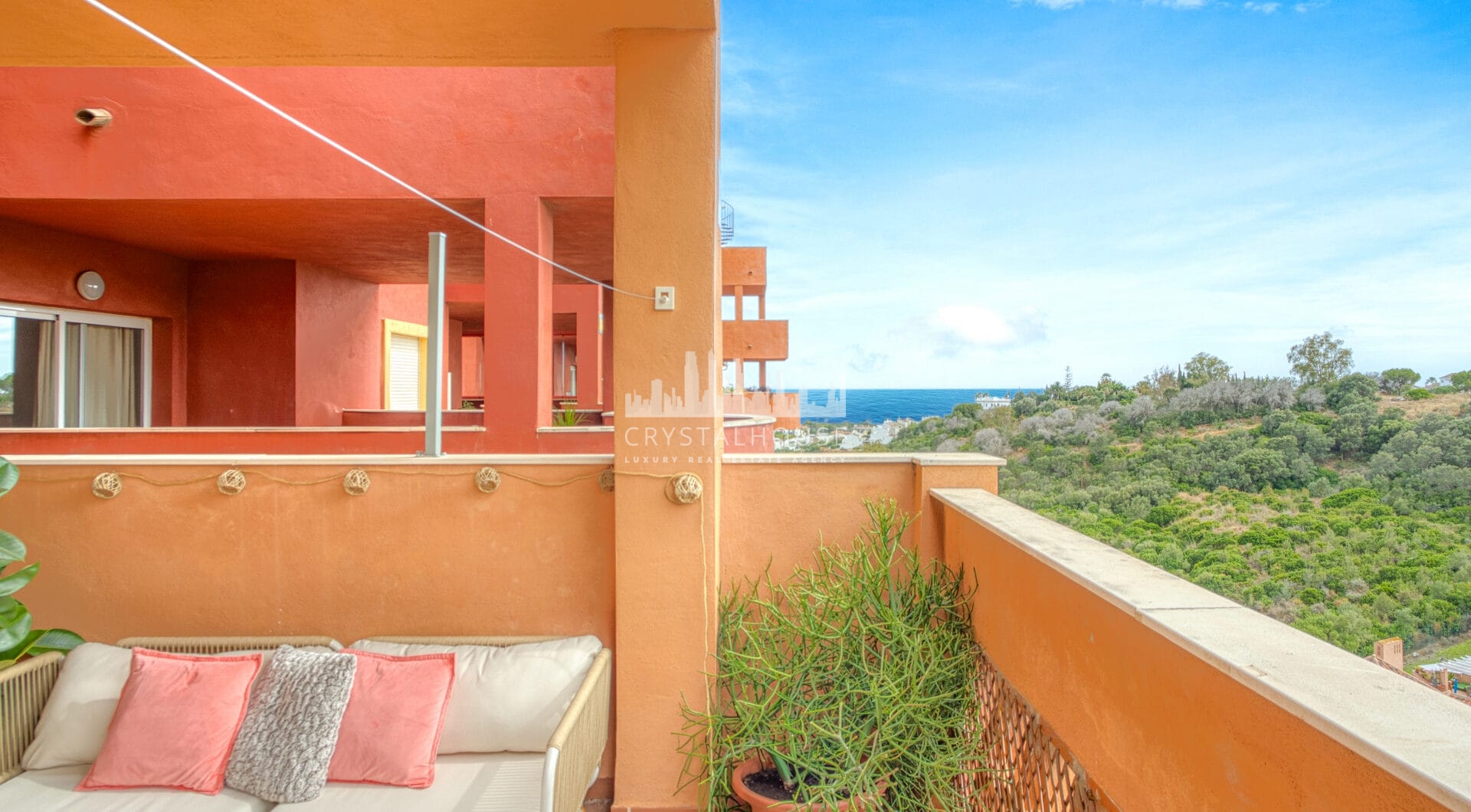Pięknie odnowiony, południowo-zachodni, dwupokojowy apartament położony w dzielnicy mieszkalnej Reserva de Marbella