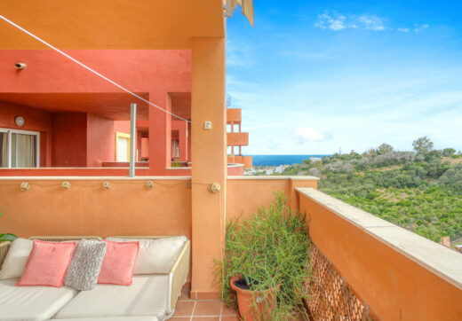 Pięknie odnowiony, południowo-zachodni, dwupokojowy apartament położony w dzielnicy mieszkalnej Reserva de Marbella
