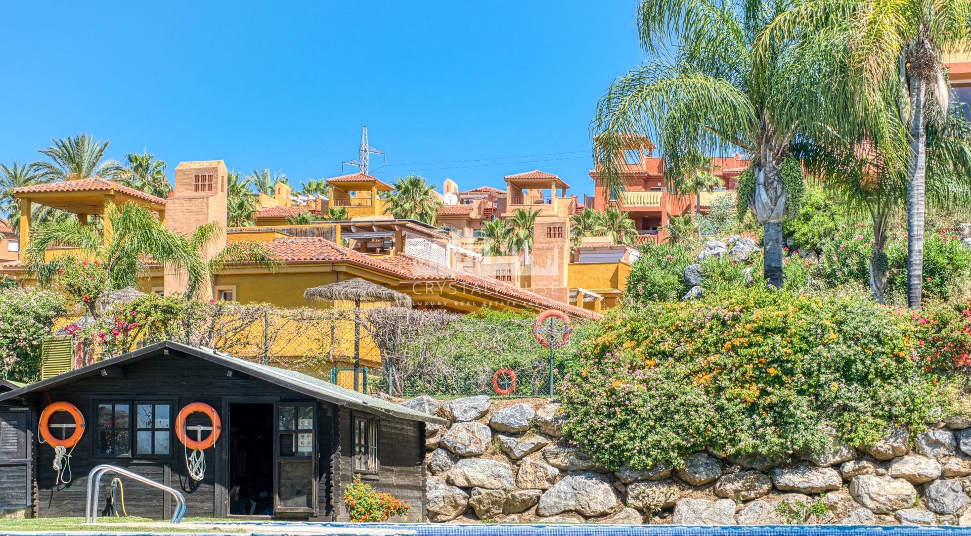 Pięknie odnowiony, południowo-zachodni, dwupokojowy apartament położony w dzielnicy mieszkalnej Reserva de Marbella