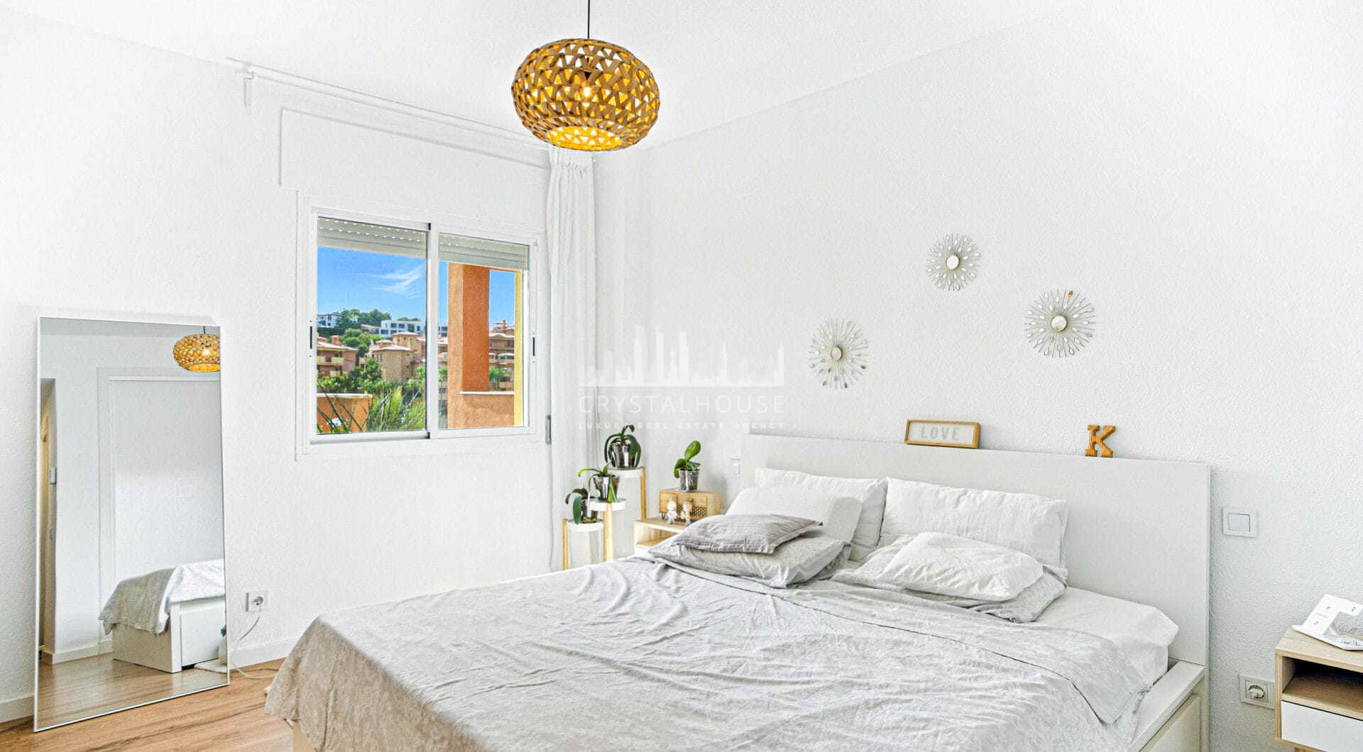 Pięknie odnowiony, południowo-zachodni, dwupokojowy apartament położony w dzielnicy mieszkalnej Reserva de Marbella