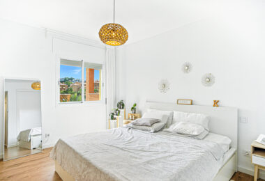 Pięknie odnowiony, południowo-zachodni, dwupokojowy apartament położony w dzielnicy mieszkalnej Reserva de Marbella