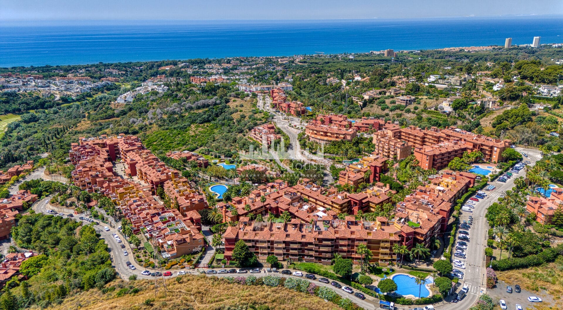 Pięknie odnowiony, południowo-zachodni, dwupokojowy apartament położony w dzielnicy mieszkalnej Reserva de Marbella