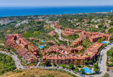 Pięknie odnowiony, południowo-zachodni, dwupokojowy apartament położony w dzielnicy mieszkalnej Reserva de Marbella