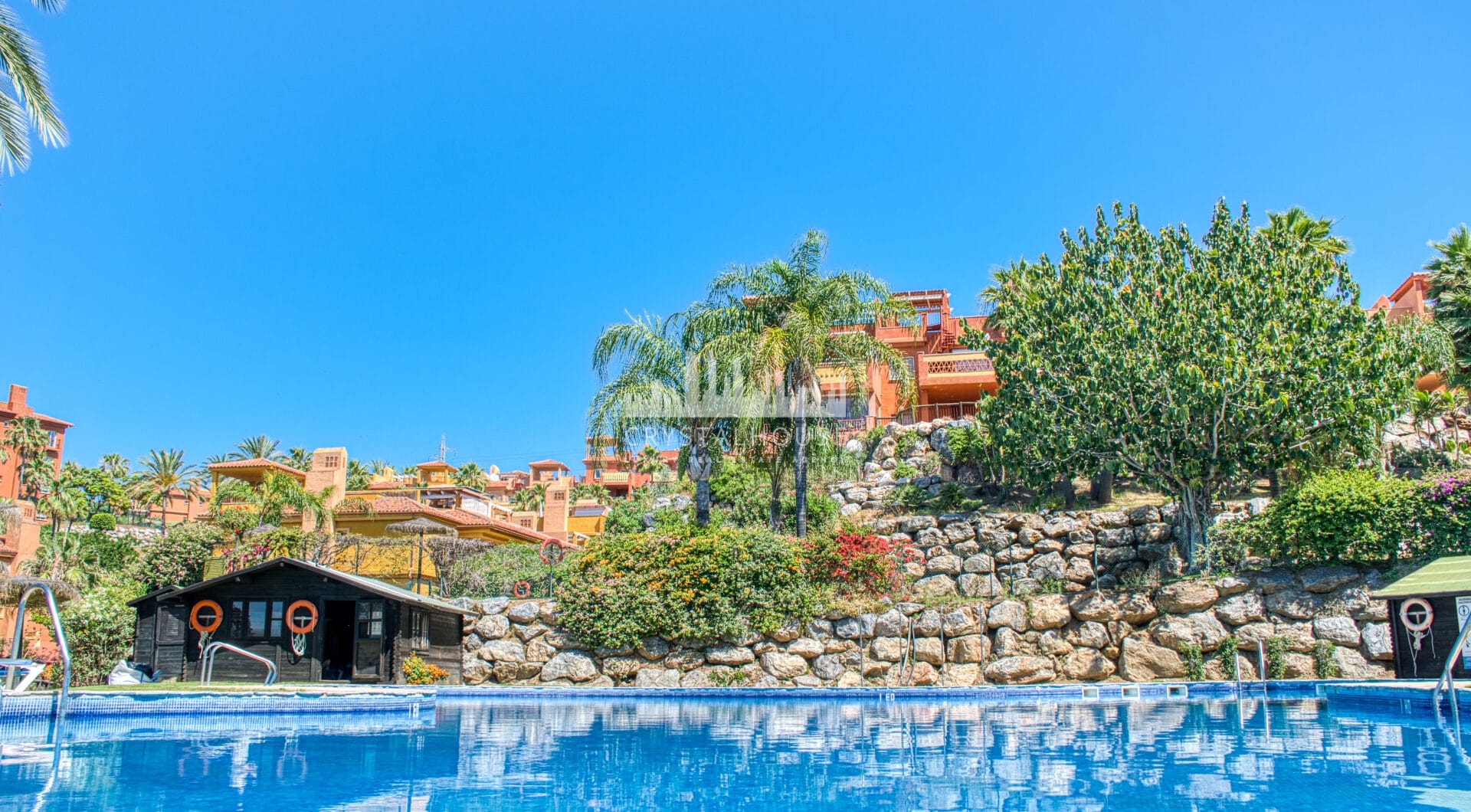 Pięknie odnowiony, południowo-zachodni, dwupokojowy apartament położony w dzielnicy mieszkalnej Reserva de Marbella