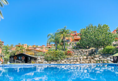 Pięknie odnowiony, południowo-zachodni, dwupokojowy apartament położony w dzielnicy mieszkalnej Reserva de Marbella
