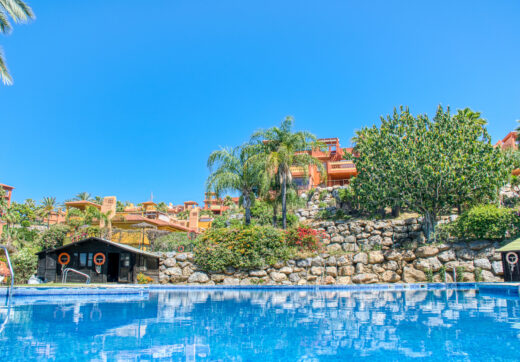 Pięknie odnowiony, południowo-zachodni, dwupokojowy apartament położony w dzielnicy mieszkalnej Reserva de Marbella
