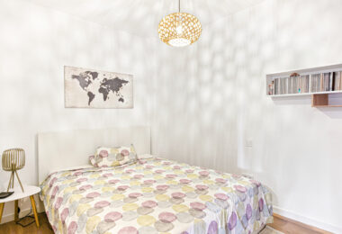 Pięknie odnowiony, południowo-zachodni, dwupokojowy apartament położony w dzielnicy mieszkalnej Reserva de Marbella