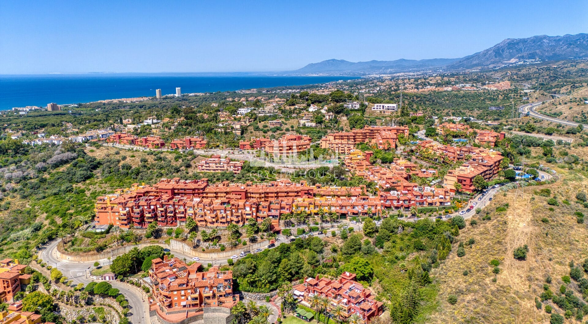 Pięknie odnowiony, południowo-zachodni, dwupokojowy apartament położony w dzielnicy mieszkalnej Reserva de Marbella