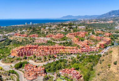 Pięknie odnowiony, południowo-zachodni, dwupokojowy apartament położony w dzielnicy mieszkalnej Reserva de Marbella
