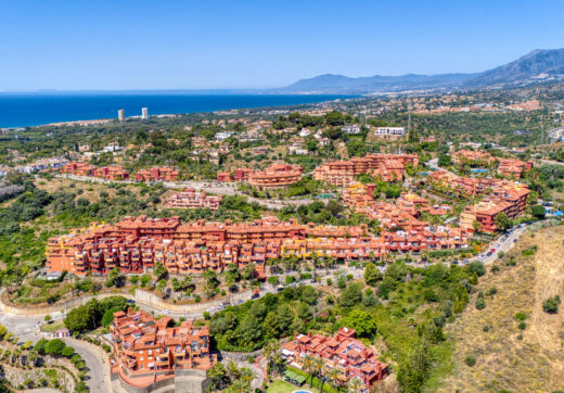 Pięknie odnowiony, południowo-zachodni, dwupokojowy apartament położony w dzielnicy mieszkalnej Reserva de Marbella