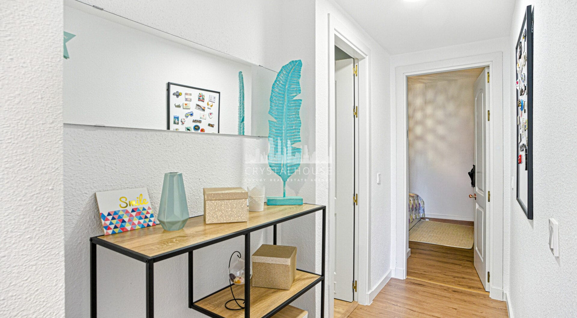 Pięknie odnowiony, południowo-zachodni, dwupokojowy apartament położony w dzielnicy mieszkalnej Reserva de Marbella