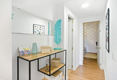 Pięknie odnowiony, południowo-zachodni, dwupokojowy apartament położony w dzielnicy mieszkalnej Reserva de Marbella