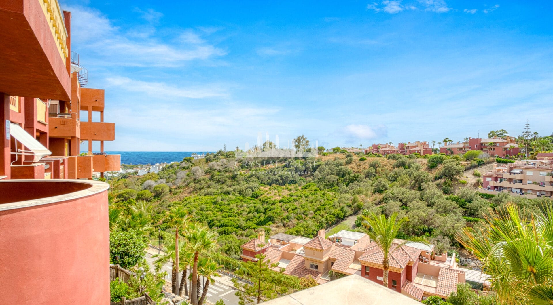 Pięknie odnowiony, południowo-zachodni, dwupokojowy apartament położony w dzielnicy mieszkalnej Reserva de Marbella