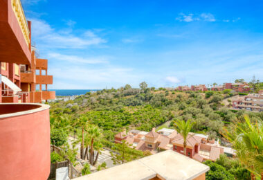 Pięknie odnowiony, południowo-zachodni, dwupokojowy apartament położony w dzielnicy mieszkalnej Reserva de Marbella
