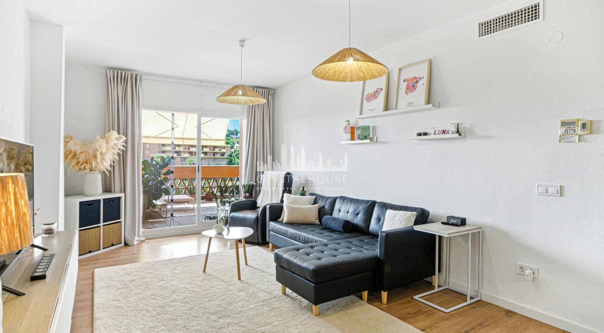 Pięknie odnowiony, południowo-zachodni, dwupokojowy apartament położony w dzielnicy mieszkalnej Reserva de Marbella
