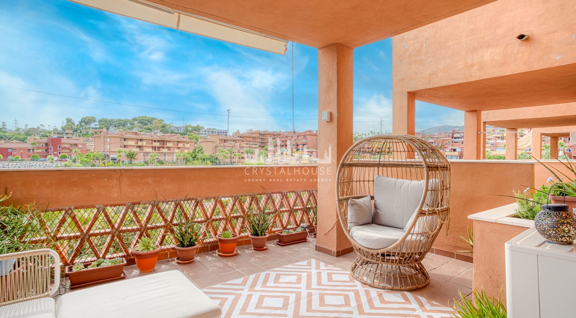 Pięknie odnowiony, południowo-zachodni, dwupokojowy apartament położony w dzielnicy mieszkalnej Reserva de Marbella